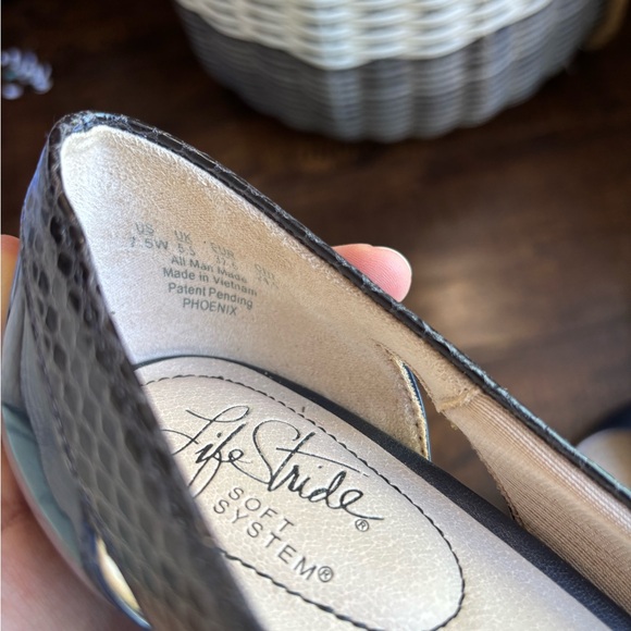 Life Stride Navy Heels - Picture 8 of 8